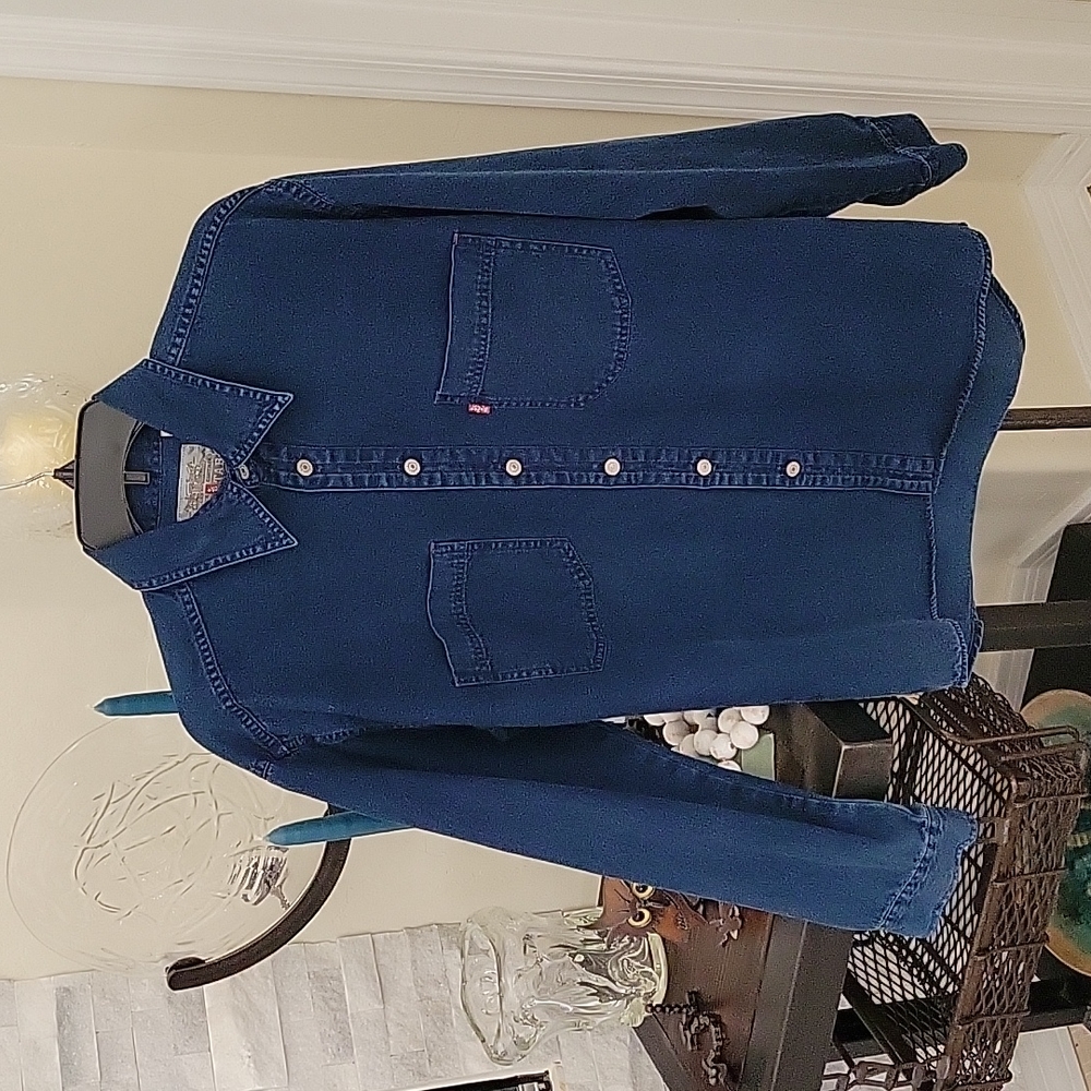 Levi's Red Tab over sized Jean shirt Medium. Metal logo botton front, collar.